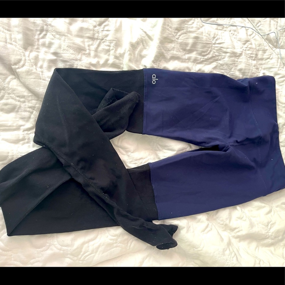 COPY - Navy & Black Alo leggings. Flattering & comfortable. Size M